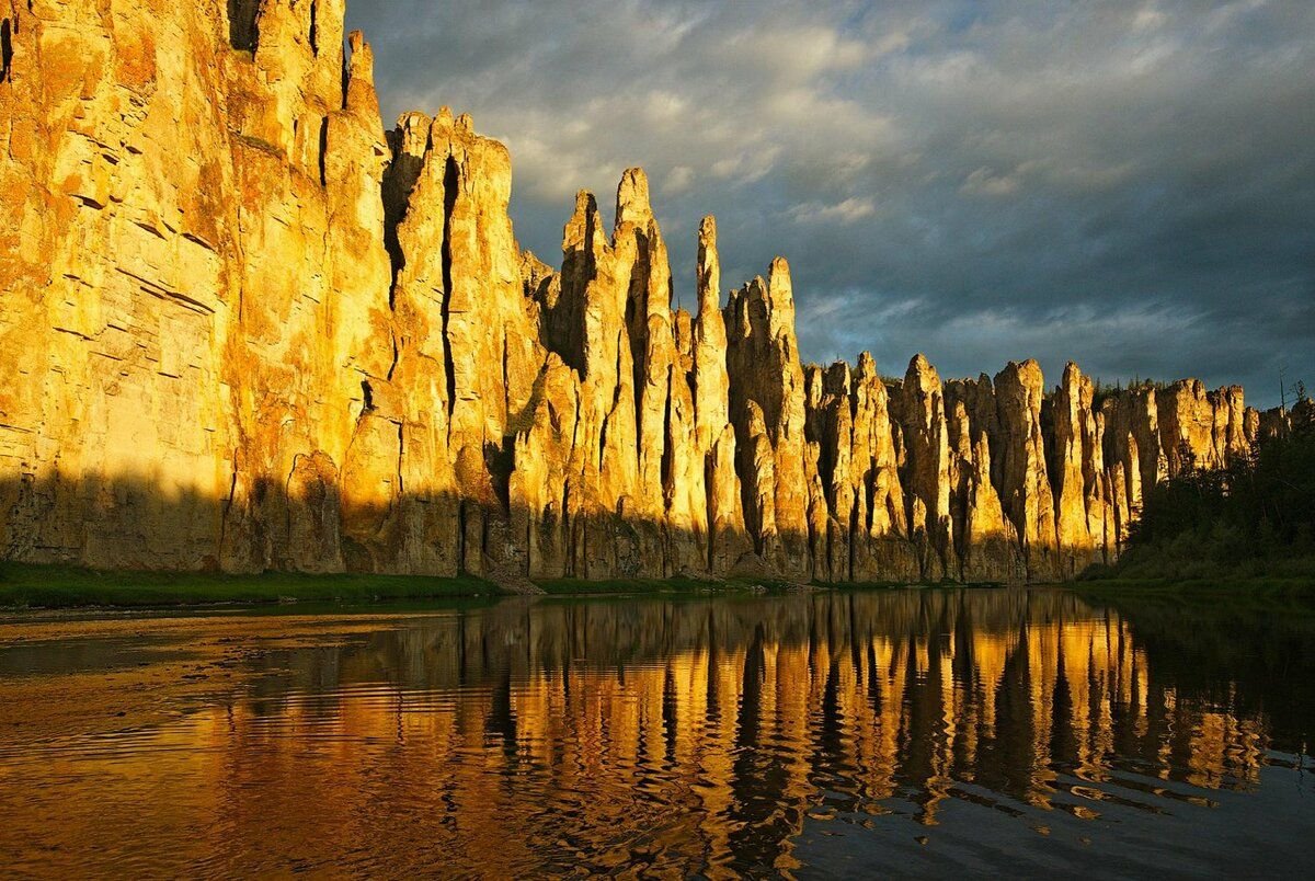 Уникальный край. Природный парк Ленские столбы в Якутии. Река Лена Ленские столбы. Национальный парк «Ленские столбы» в Якутии (Россия). Якутия река синяя Синские столбы.