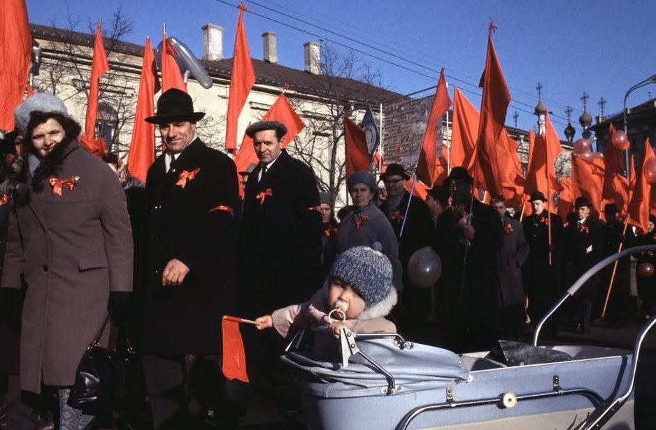 Праздник 7 ноября в ссср. Празднование 50-летия Октябрьской революции. Демонстрации в день Октябрьской революции 1967 Москва. Демонстрация 7 ноября в СССР. Празднование 50 летия Октябрьской революции в Москве.