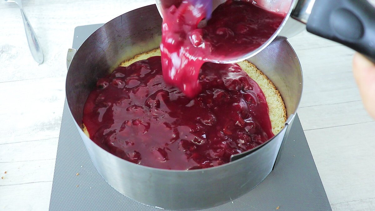 Торт вишня заварной крем. Вишневый торт с заварным кремом хлебпром. Торт с заварным кремом и вишней. Вишневый торт с заварным кремом. Песочный пирог с черешней.