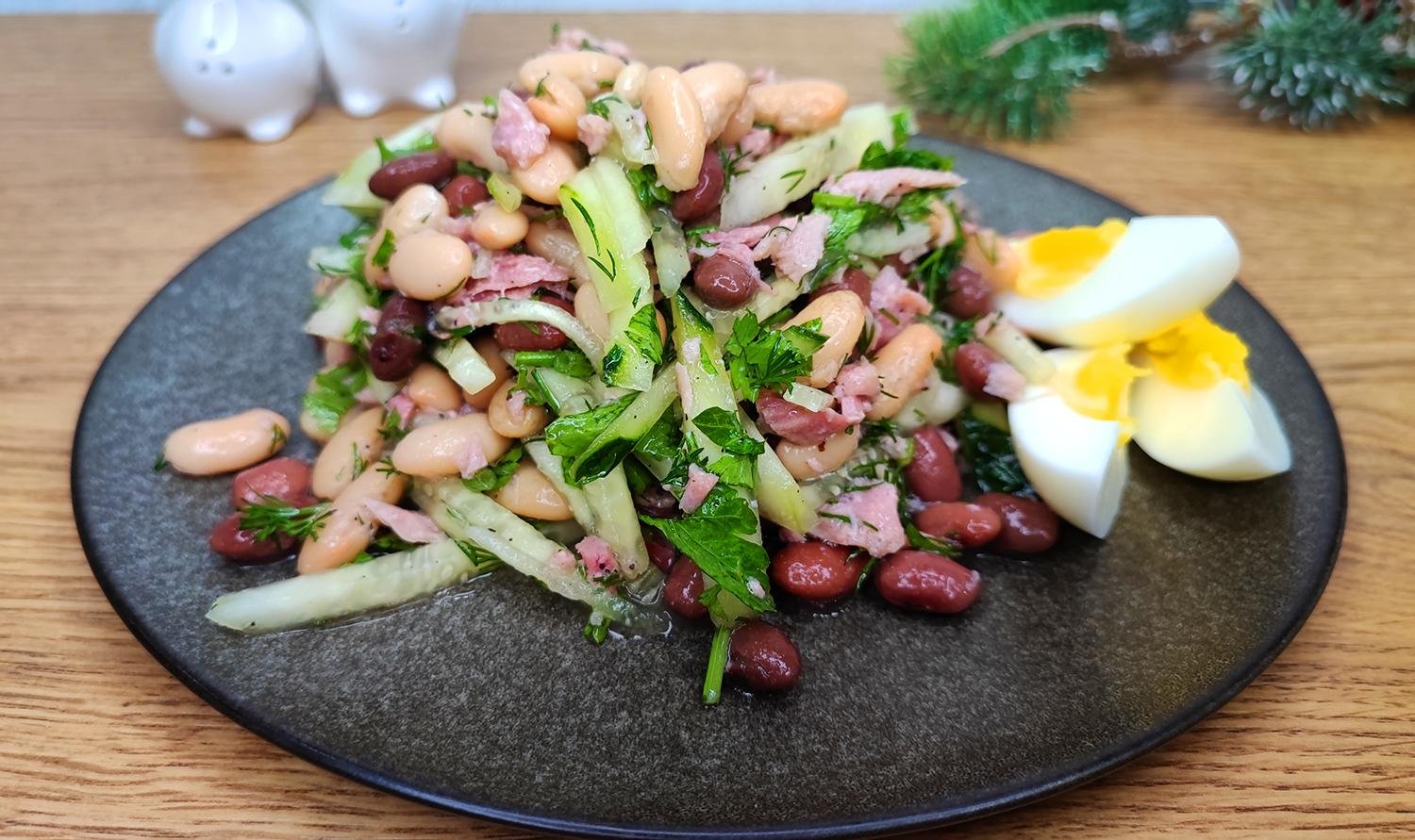 Простой салат с фасолью консервированной. Салат тунец фасоль кукуруза.