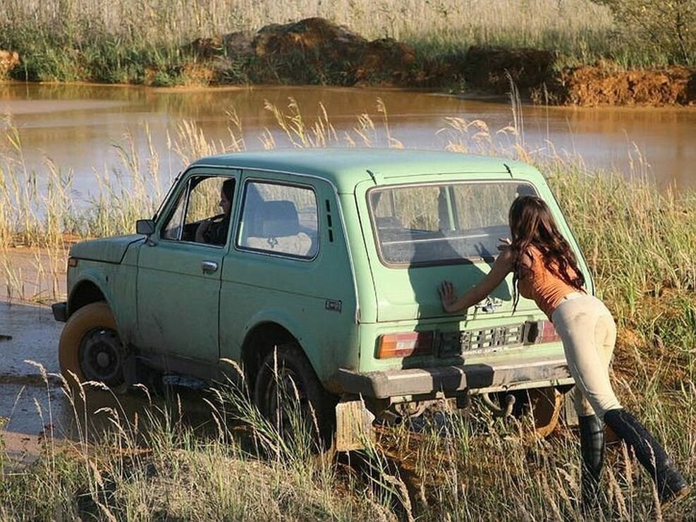 Нива по воде едет