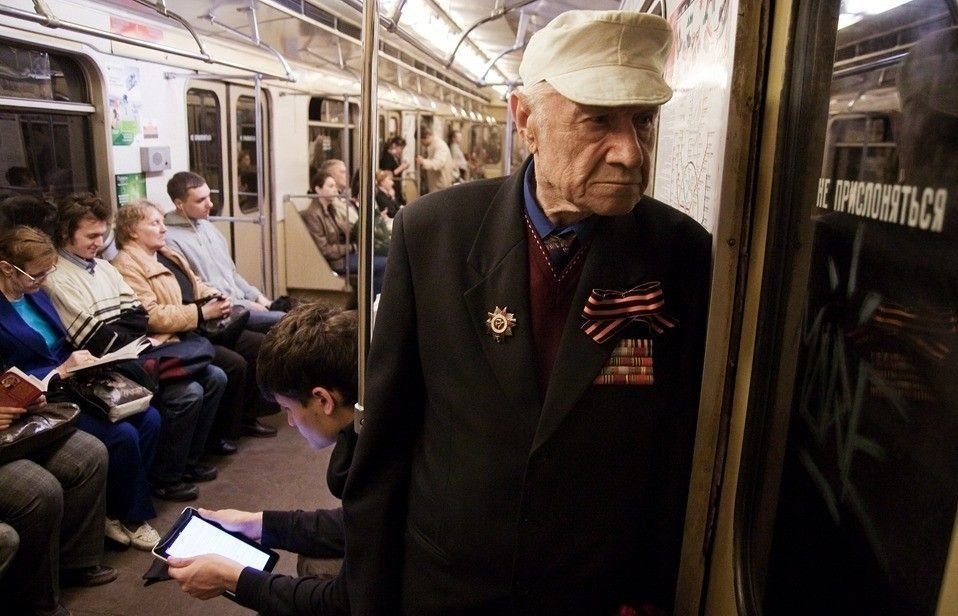 Пожилые люди в метро