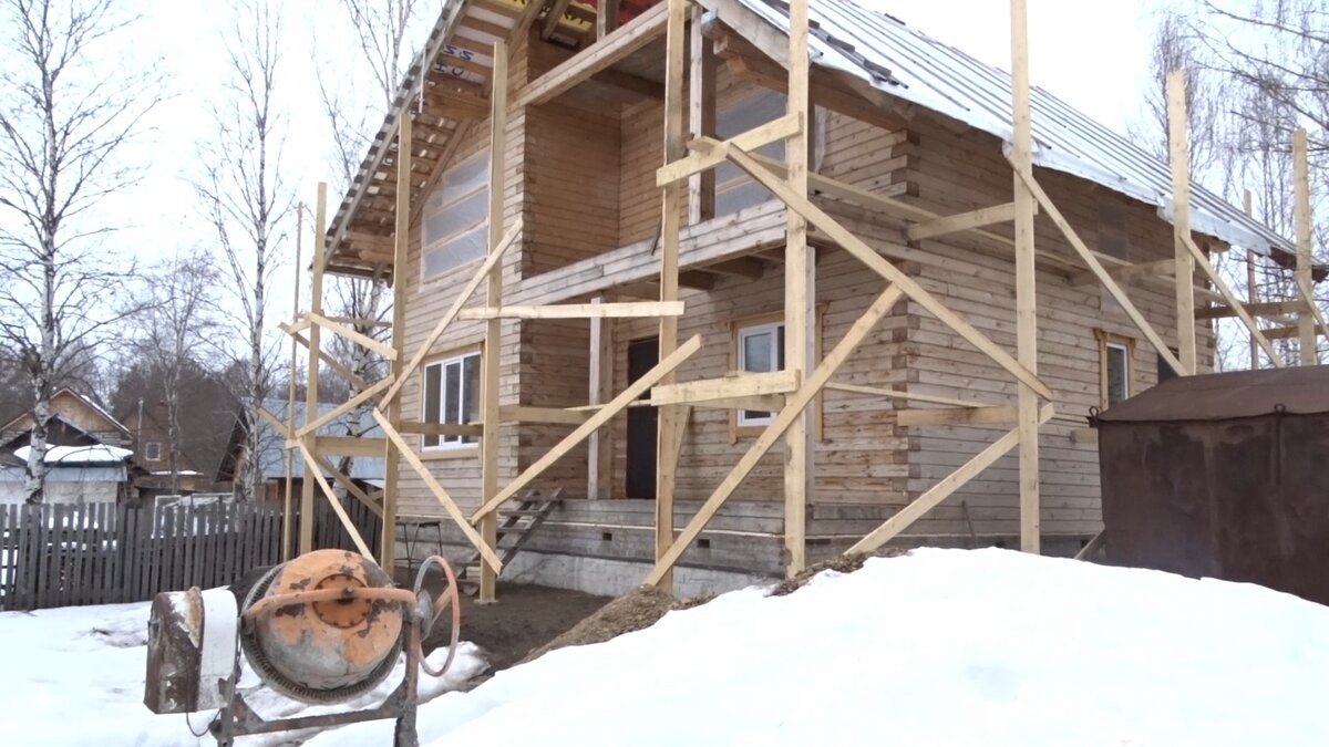 Строительные леса из досок. Постройка деревянных лесов. Леса строительные деревянные. Как сделать леса из досок. Деревянные леса.