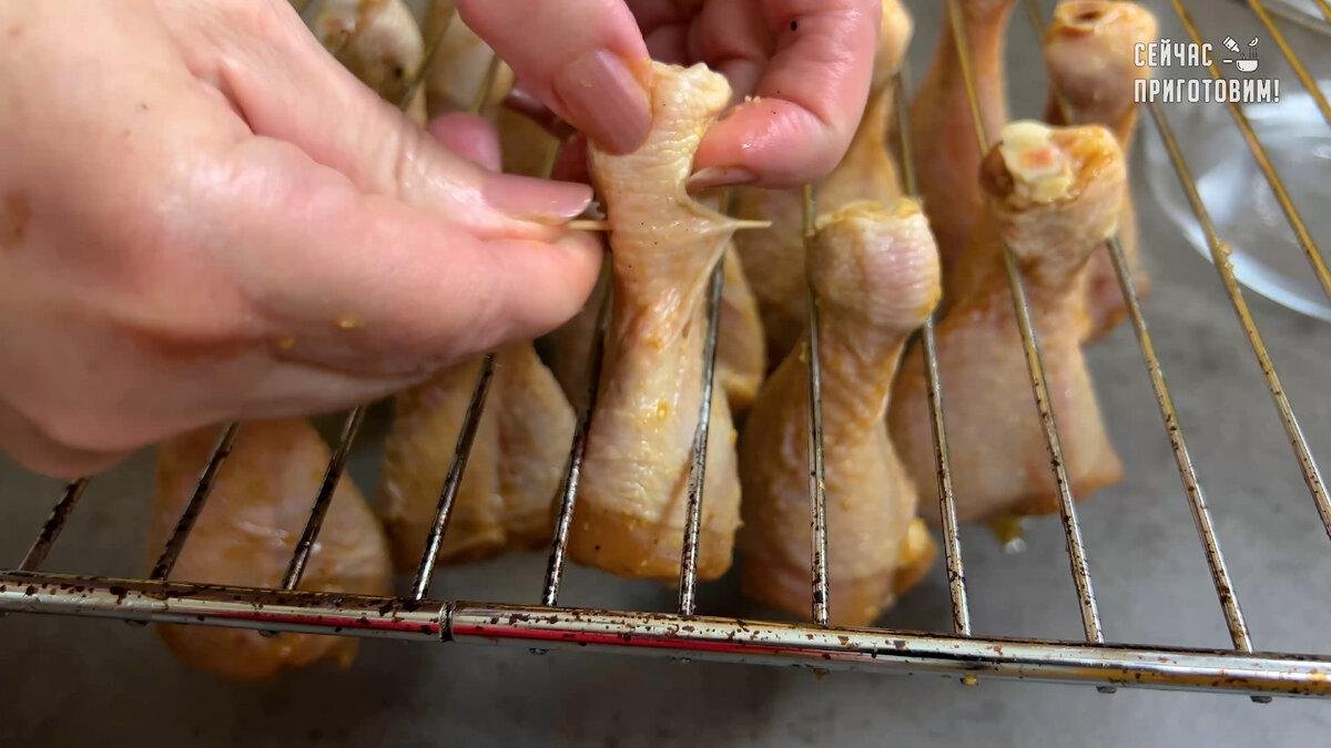 курица-гриль в духовке на решетке. куриные ножки в духовке на решетке. куриные ножки в духовке на решетке. голень в духовке на решетке. голень на решетке в духовке с картошкой.