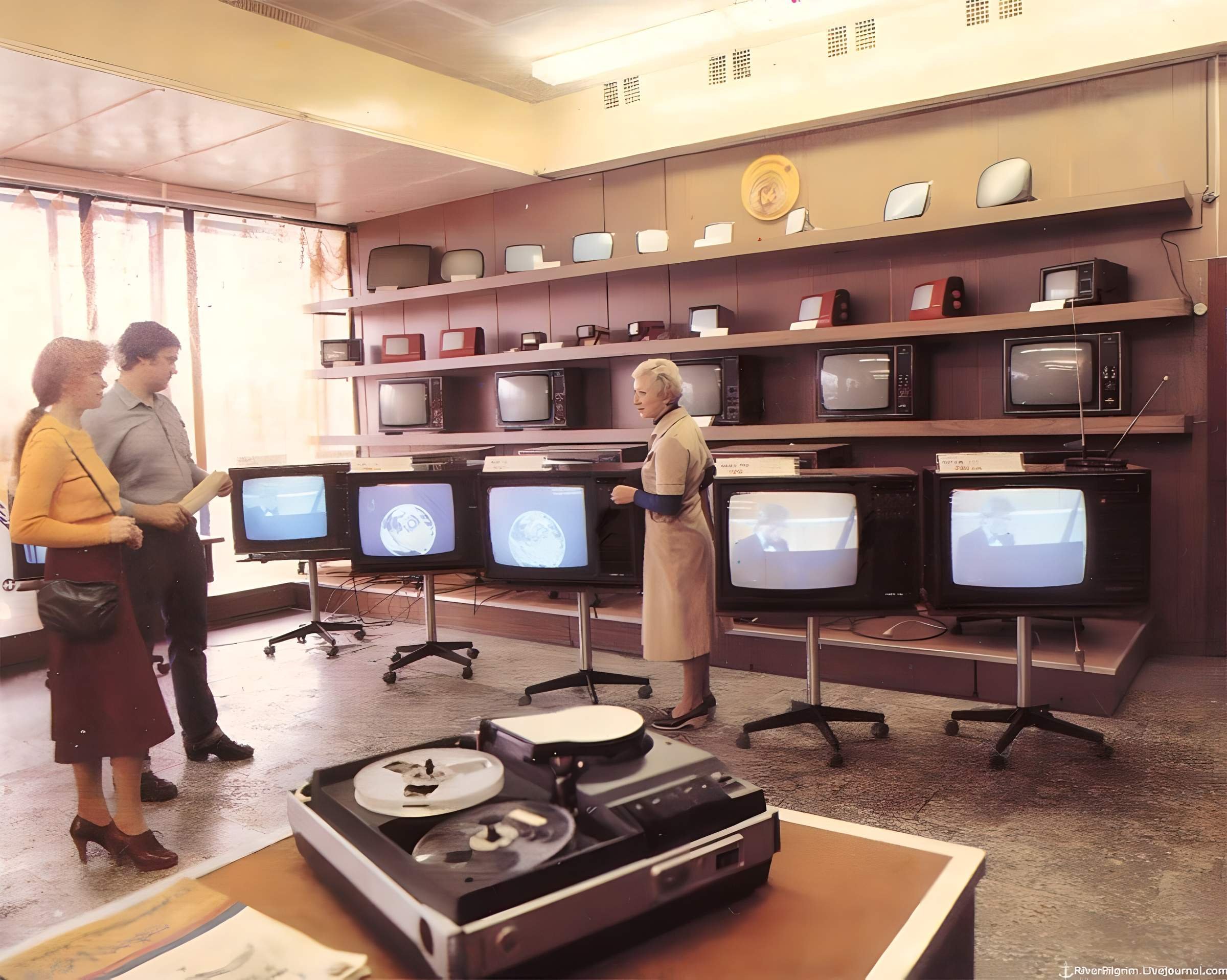 Телевизор 80 х. Магазин электроники СССР 70е. Телевизор 70-е годы. Телевизор в 80-е годы.