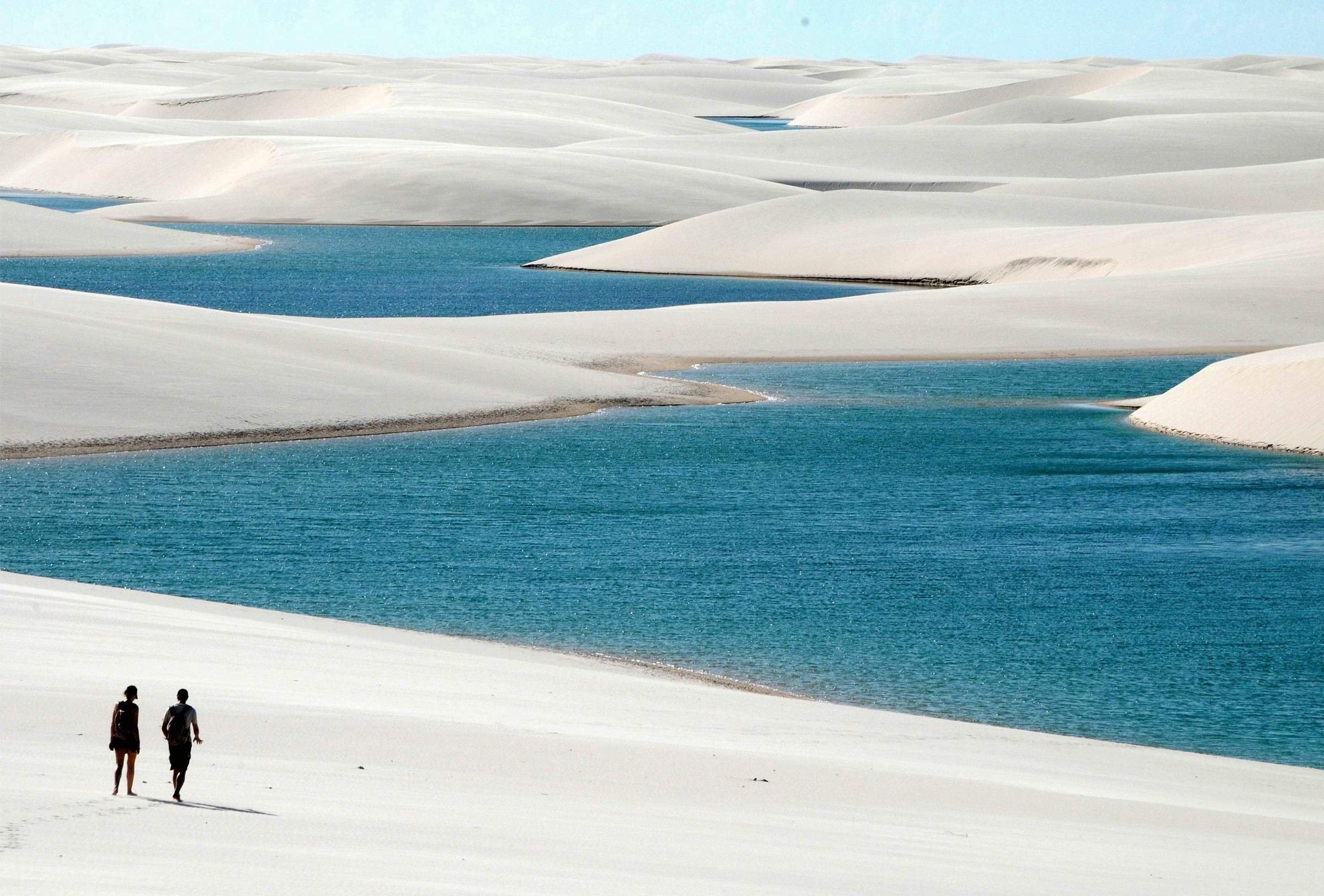 Desert water. Пустыня Ленсойс-Мараньенсес. Ленсойс штат Мараньяна. Национальный парк Бразилии Ленсойш Мараненсеш. Пустыня Ленсойс-Мараньенсис Бразилия.