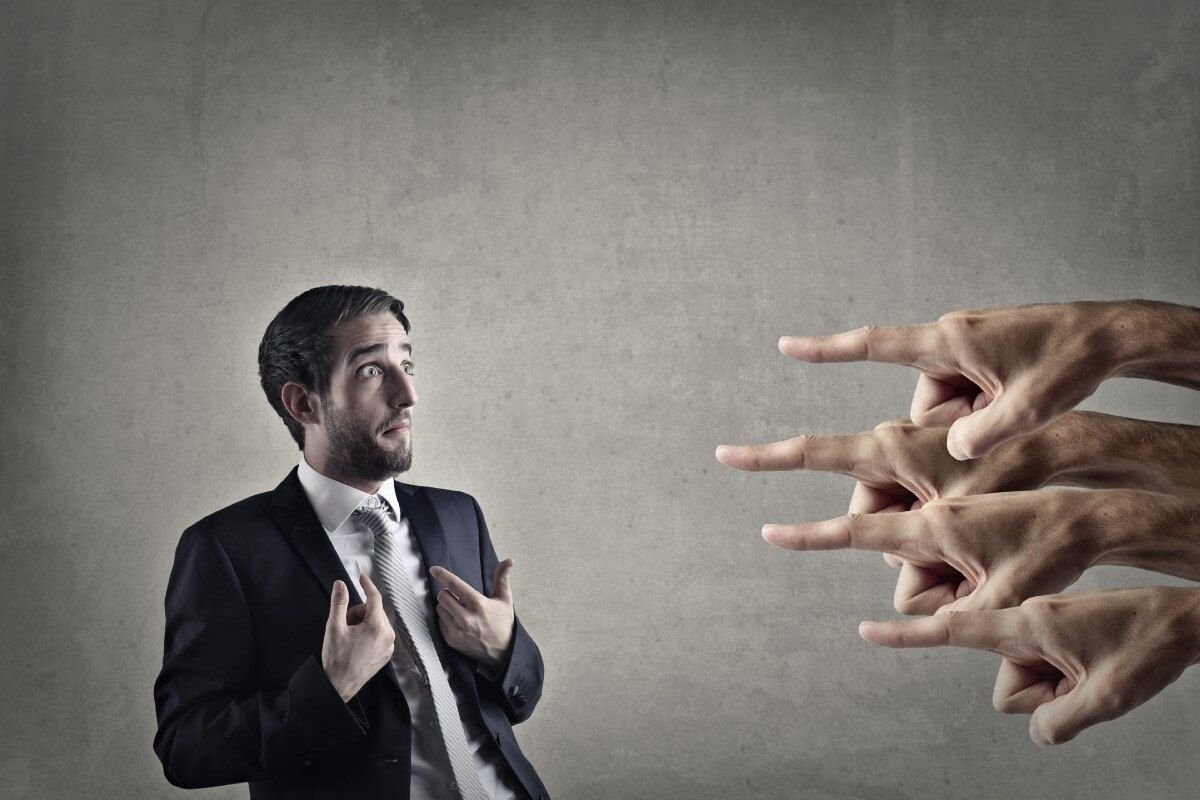 одномерное общество. критики общества. критика общества. критиковать свое общество. человек с низкой самооценкой.