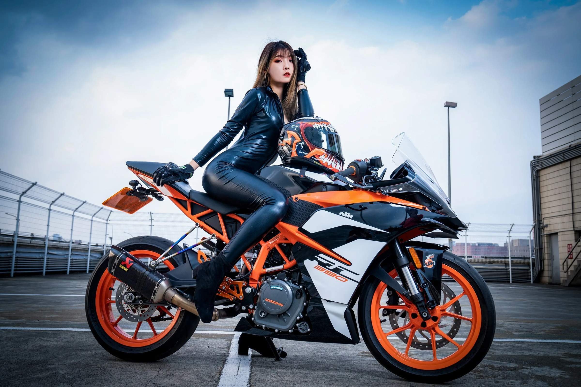 Мото девушки. KTM 390 RC 2020. Варвара Преображенская мотоциклистка. Кристина Павлийчук мотоцикл. Девушка на мотоцикле.