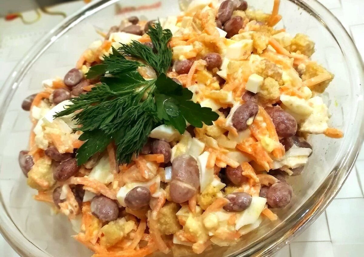 Салат с кириешками и фасолью и корейской морковью