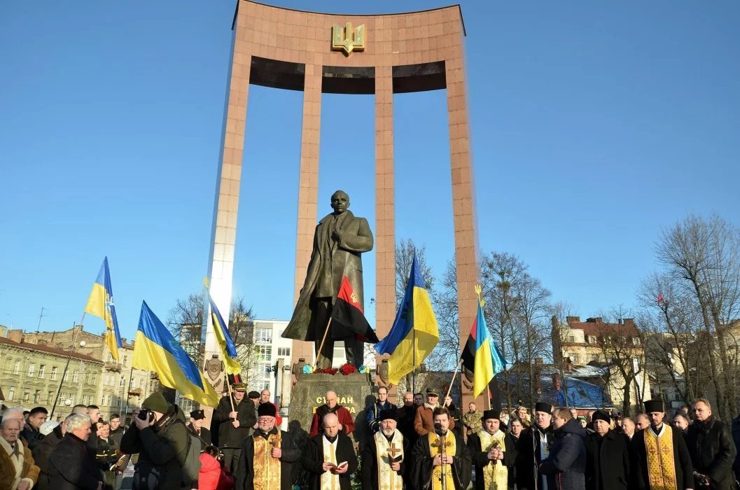 Памятник бандере в киеве фото