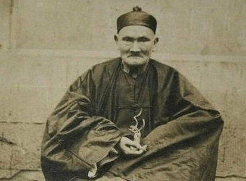 Человек который прожил. Ли Цинъюнь (1677—1933). Китаец прожил 256 лет ли Цинъюнь. Ли Цинъюнь долгожитель прожил 256. Китаец ли Цинъюнь.