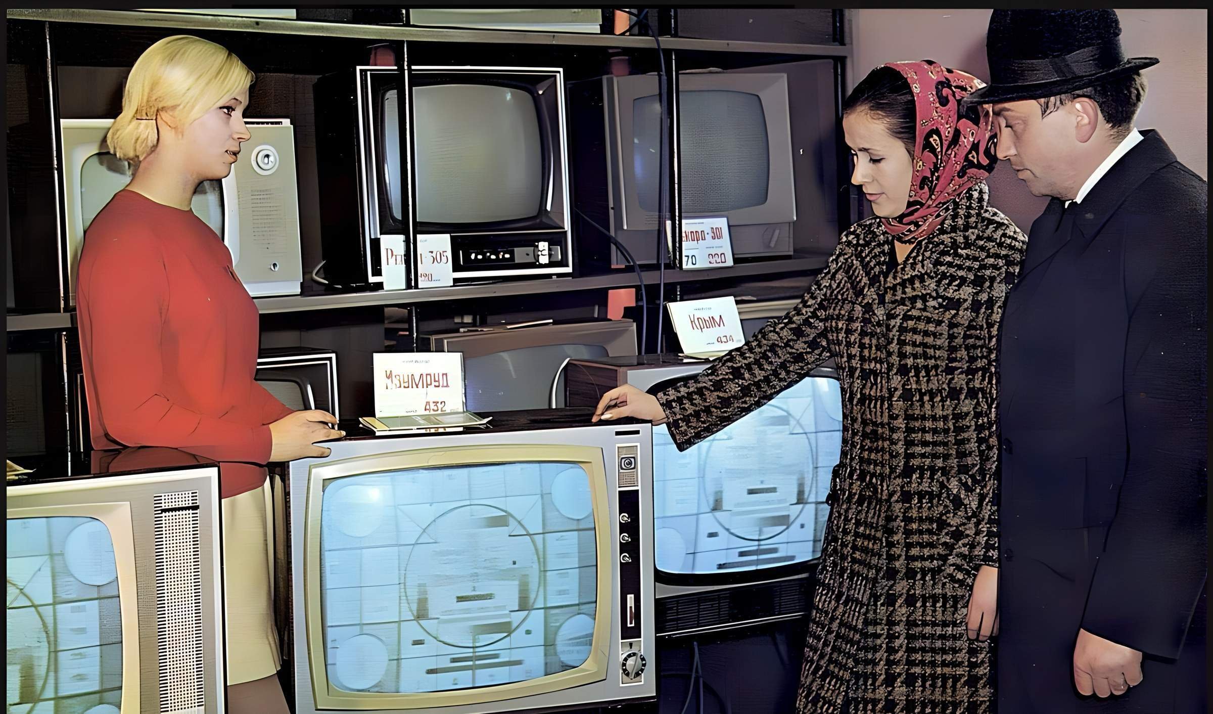 Твц ссср. Телевизор СССР. Телевизоры 80-х годов. Телевизор в 80-е годы. Советский цветной телевизор.