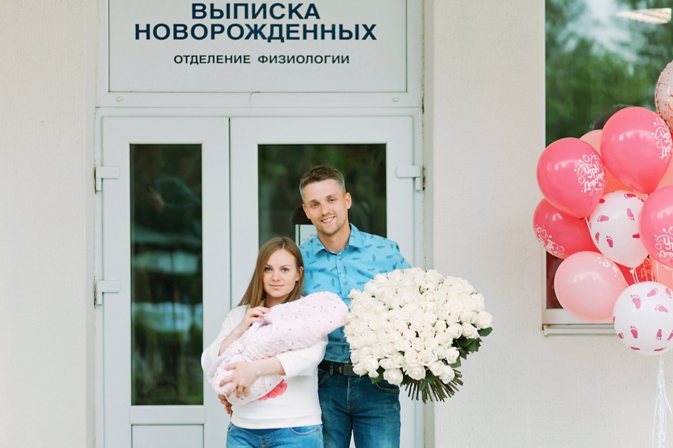 Выписка из роддома. Фотосессия из роддома. Выписка с роддома. Фотосессия выписка из роддома идеи.