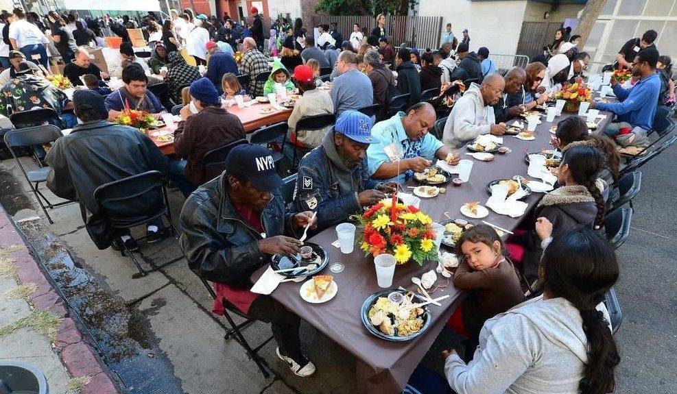 Кухня против воли. Раздача еды бездомным в США. Столовые для нищих. Очереди бомжей в США за едой. Еда для бездомных в США.