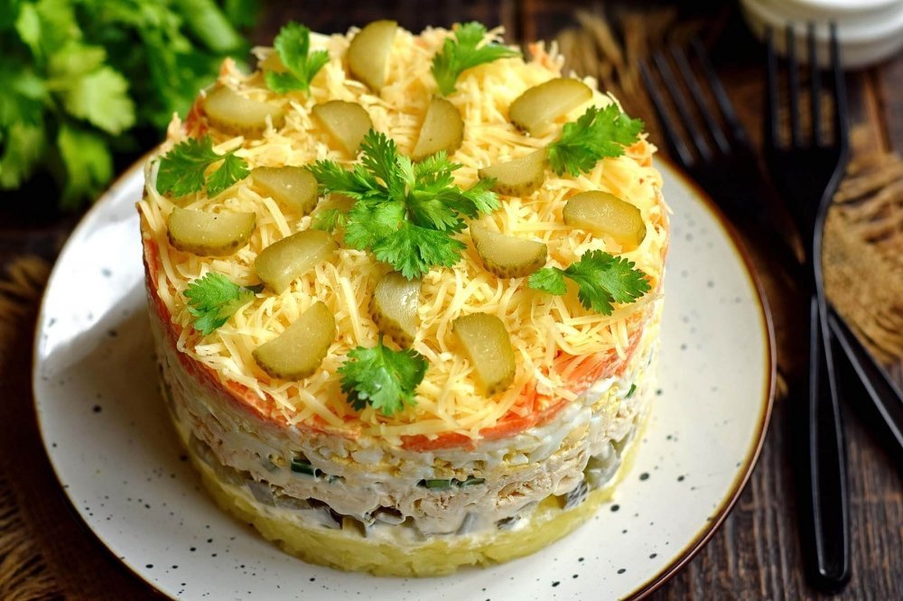 Салат с цветной капустой и огурцами и картофелем