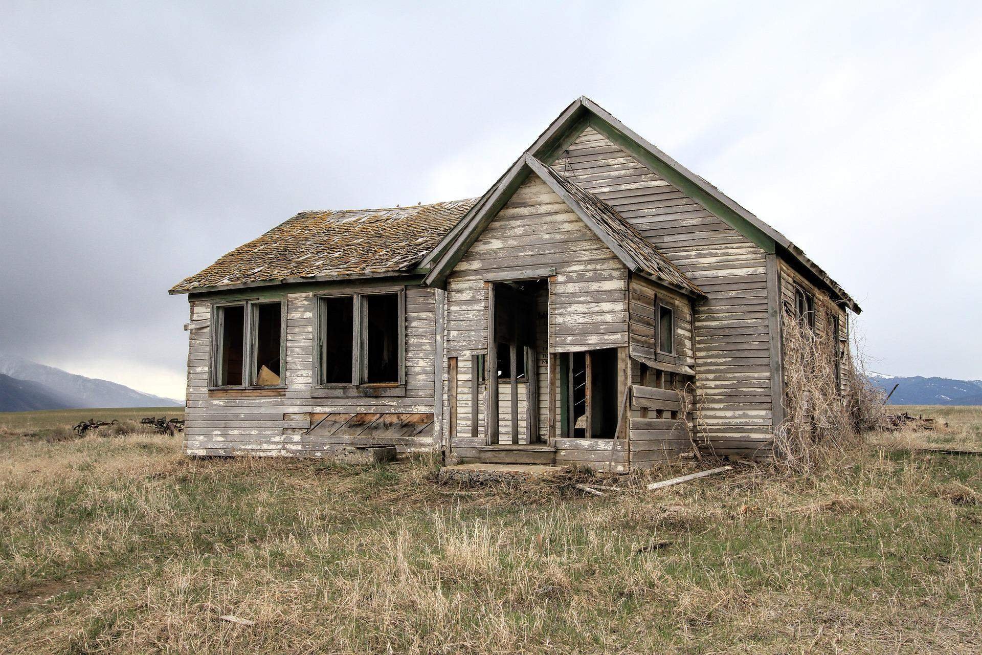 Фото старого дома. Старый дом. Всратый деревянный дом. Старый деревянный дом. Заброшенный деревянный дом.