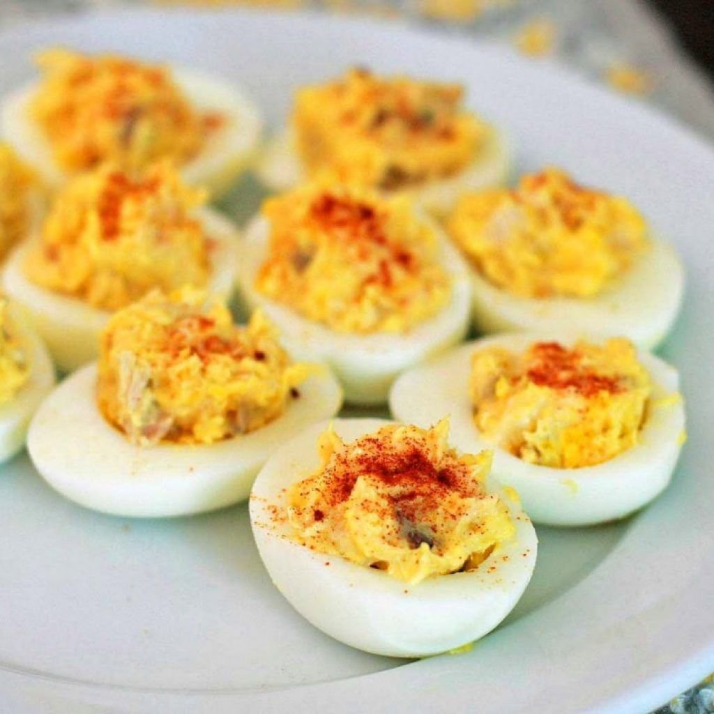 Вкусные рецепты из яиц. Фаршированные вареные яйца. Фаршированные яйца с сыром. Приготовление яиц фаршированных. Фаршированные яйца с чесноком и майонезом.