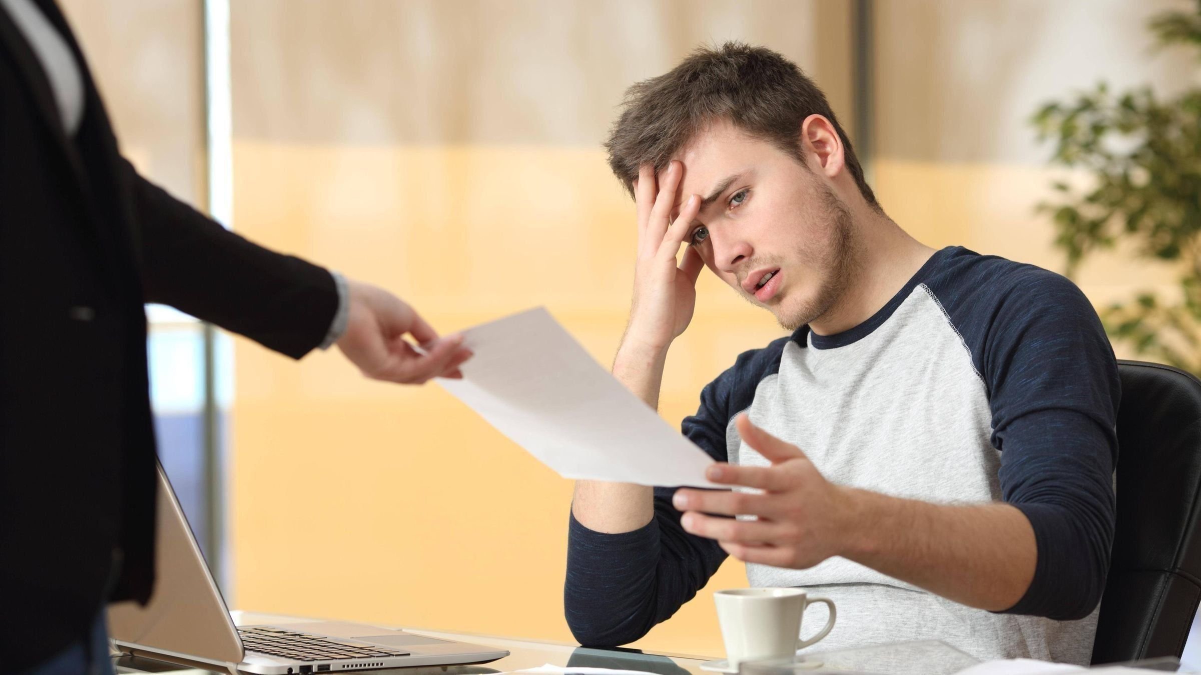 Труд рабочего. Уставший рабочий. Рабочий мужик. Подсобный рабочий на стройку. Насилие на рабочем месте.