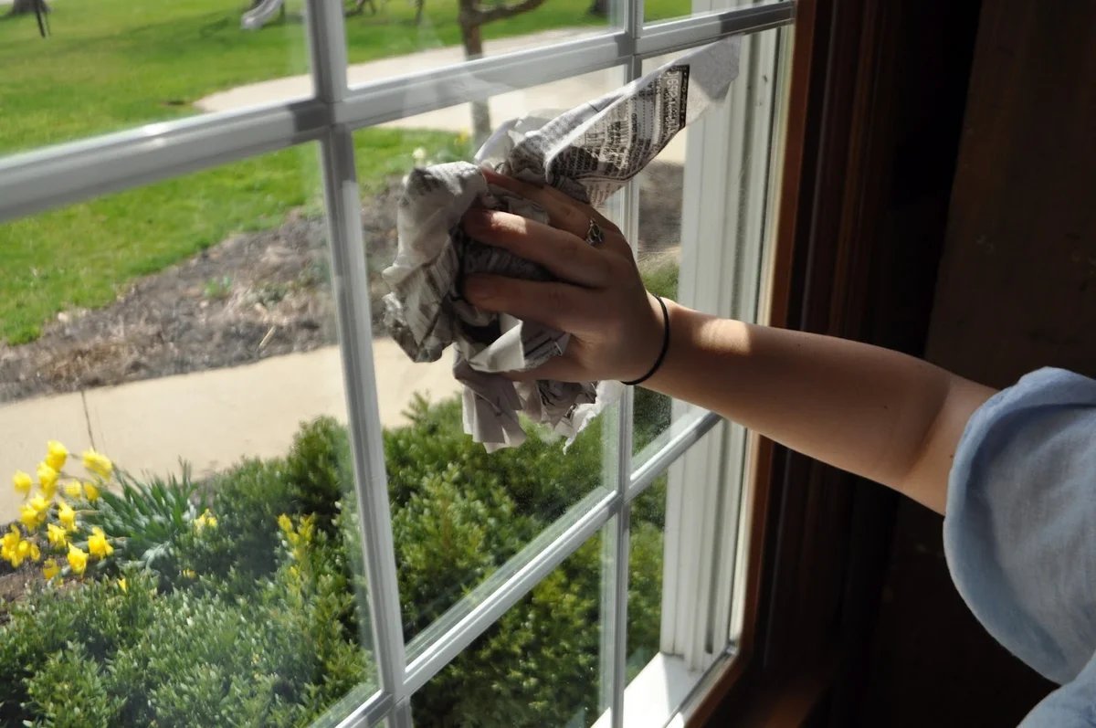 Моем окна после зимы. Мытье окон. Мойка окон. Чистые окна. Мытье окон газетой.