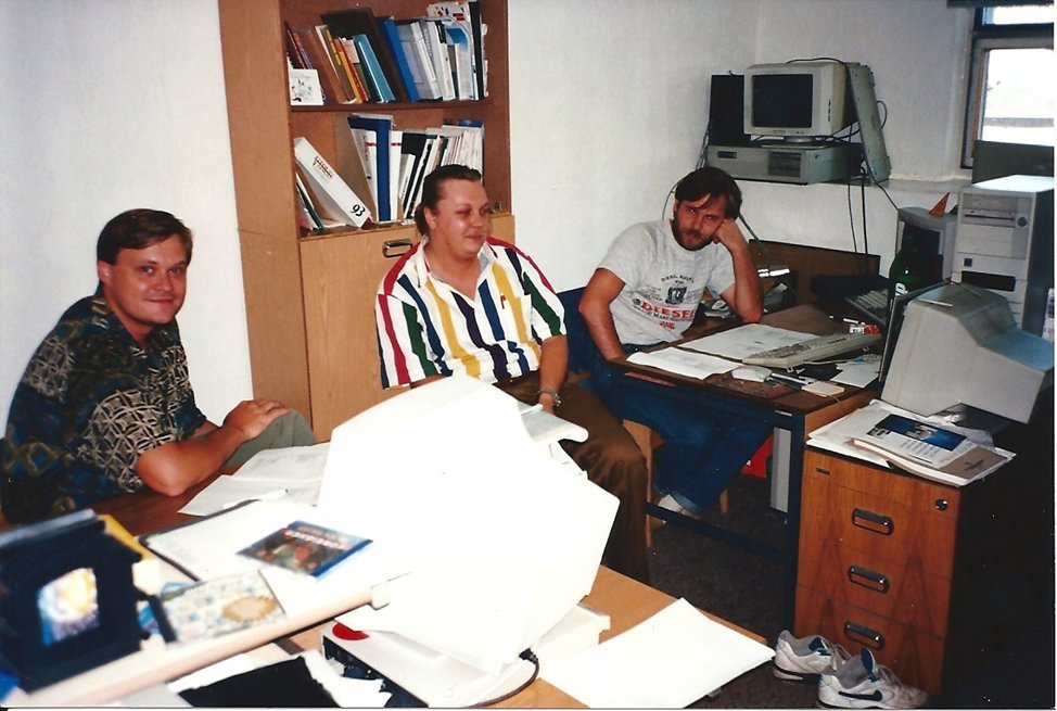 90 е тест. Стиль 90-х годов офис. Офис в стиле 90-х. Офис из 90х.