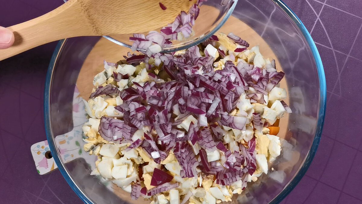 Свекольный салат с сельдью. Салат с сельдью и свеклой. Салат с селедкой и свеклой. Шведский салат с сельдью и свеклой. Салат из свеклы селедки и горошка.