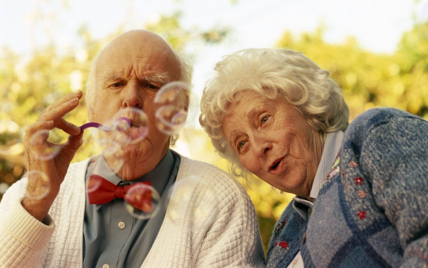 Любовь долголетие. Веселые пожилые люди. Веселые пенсионеры. Старость. Бабушка и дедушка.
