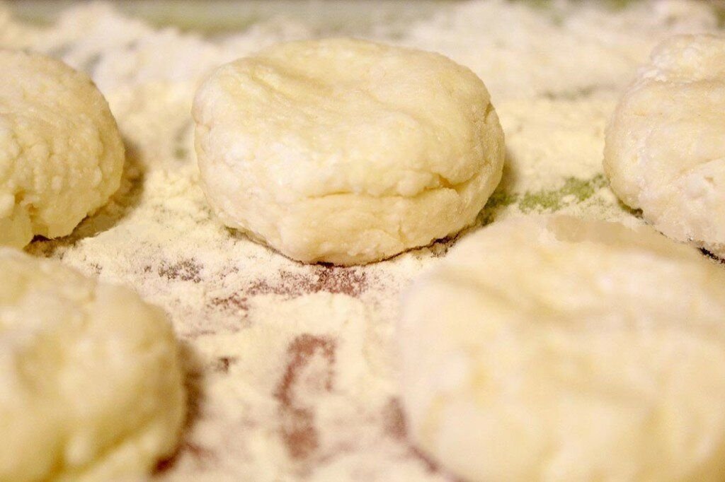 лепка сырников. оборудования и инструменты для сырников. сырники на сковороде. творожники тесто рецепт. творожные сырники.