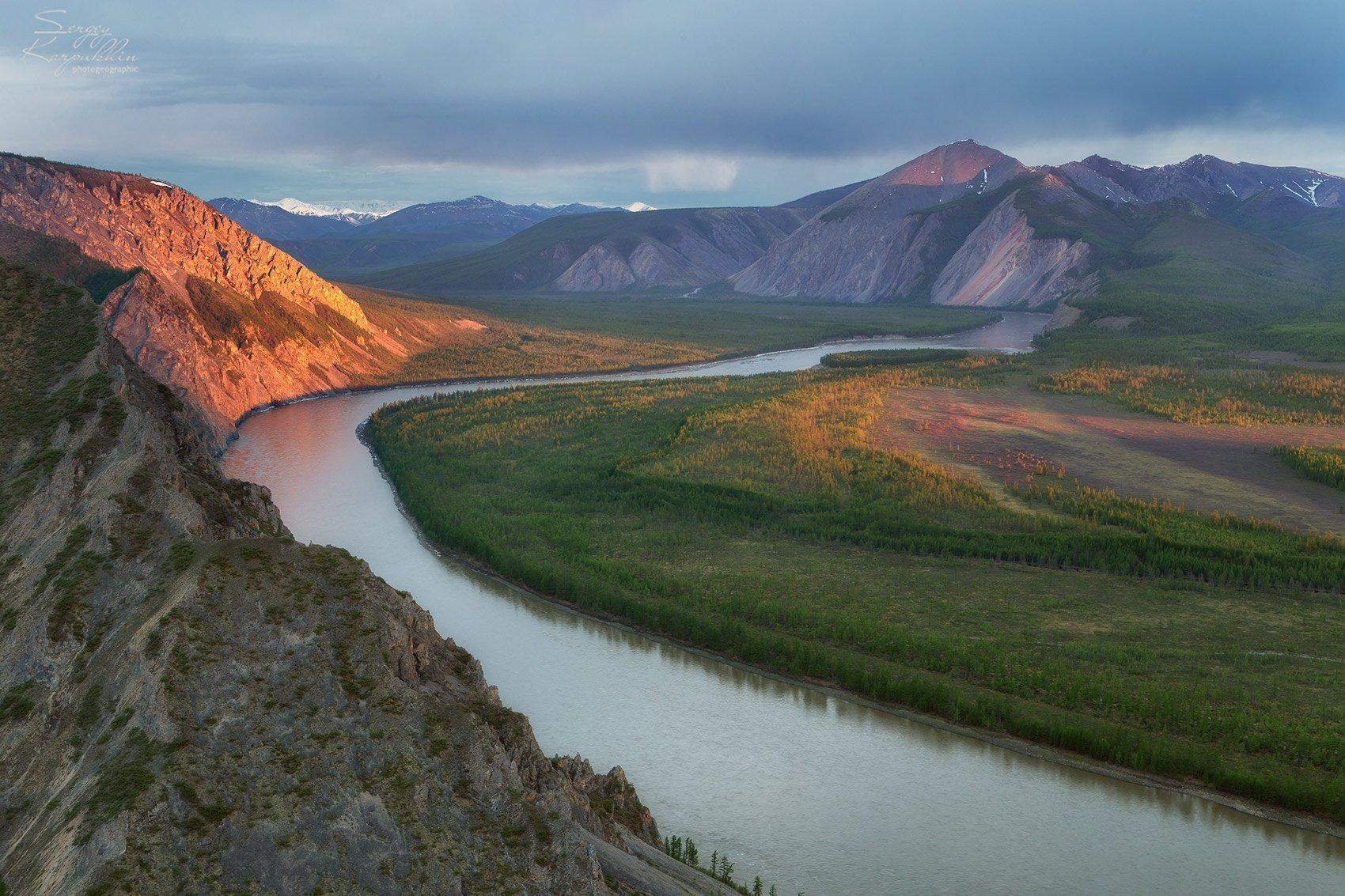 Река на севере якутии на ней расположен. Северо Восточная Сибирь река Индигирка. Индигирка река реки Якутии. Река Колыма и Индигирка. Устье реки Индигирка.