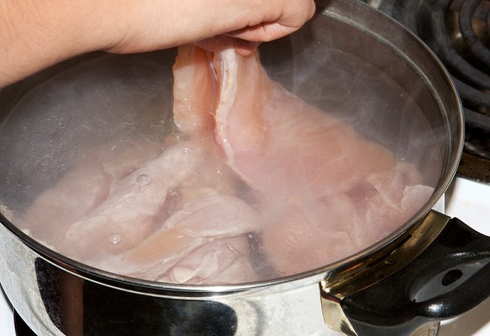 Сколько варить курицу после закипания воды. Варка мяса. Варка куриного филе. Мясо в кастрюле. Отваривание филе курицы.