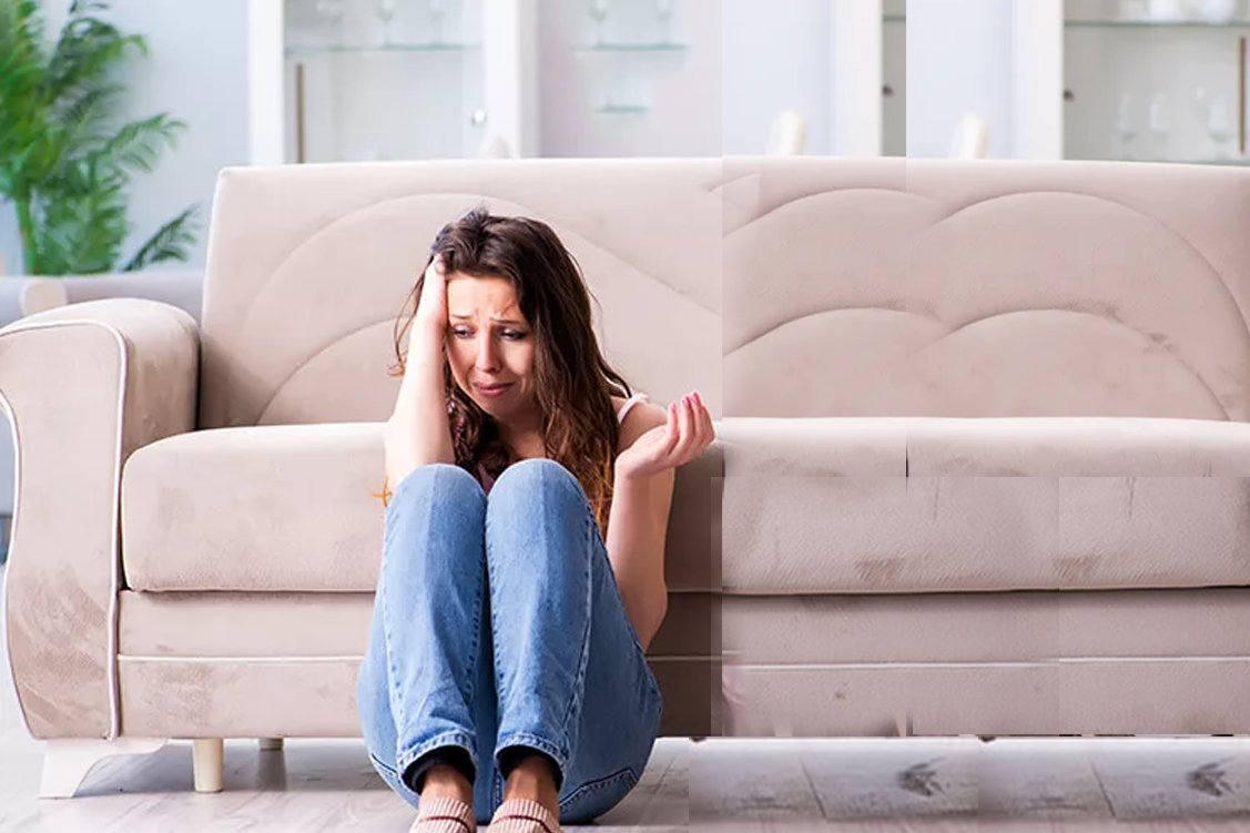 Девушка в городе. Девушка нужна сегодня. Пляжные девочки. Девушка нужна сегодня. Фото девушка поправляет волосы.