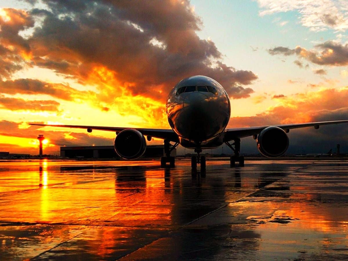 взлетающий в дождь. взлет самолета зимой. взлетающий самолет зима. самолет под дождем. ливневой дождь на аэродроме.