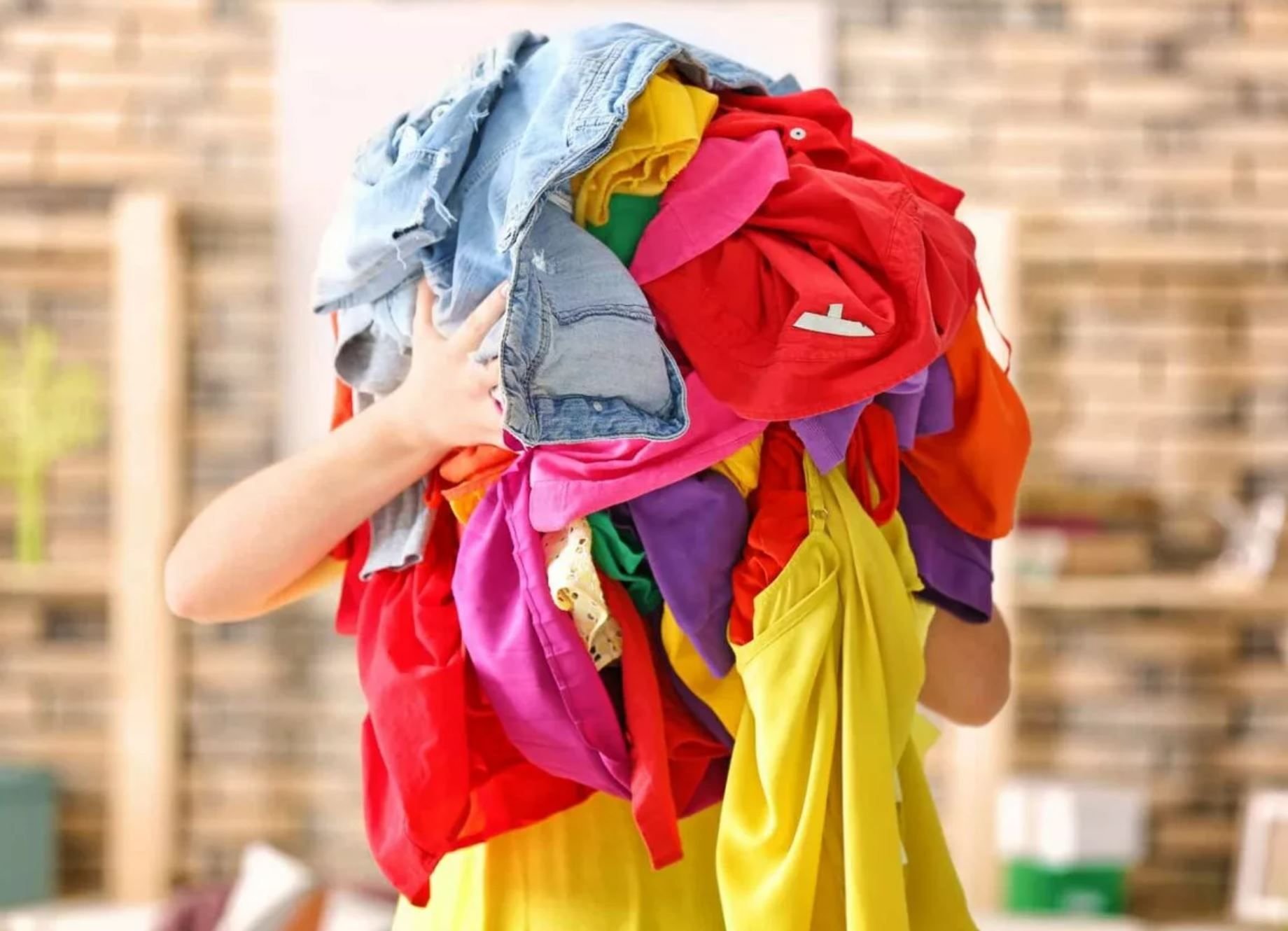 Throw away clothing. Куча одежды. Старая одежда. Человек в куче одежды. Ворох одежды.