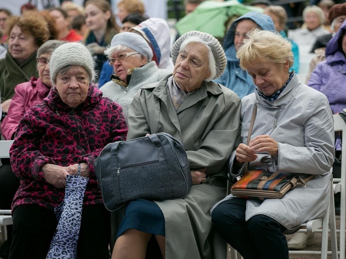 Пенсии работающим пенсионерам сегодня. Пенсионеры. Пенсионеры в России. Российские пенсионеры. Люди на пенсии.