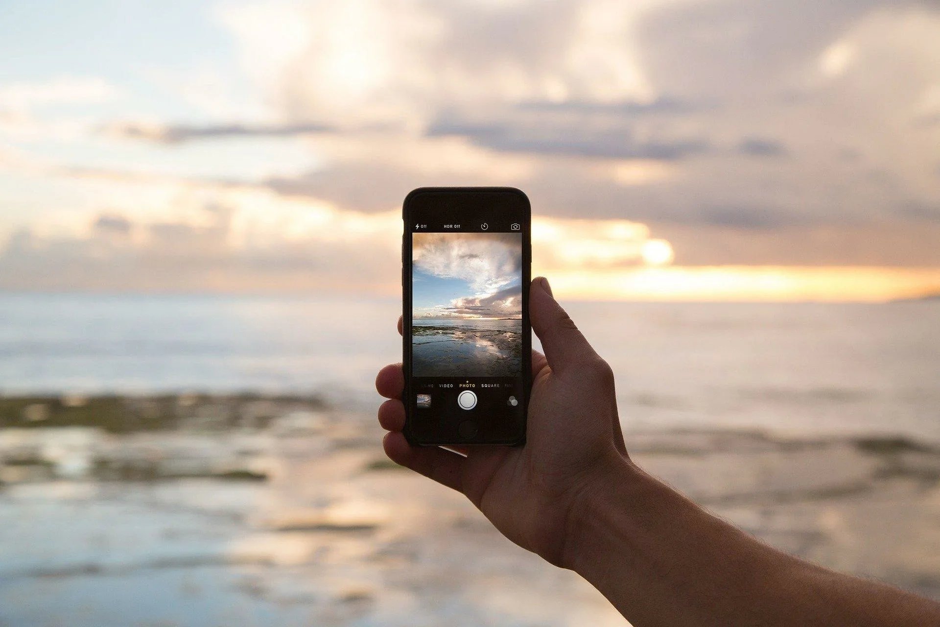 Загрузить фотографию с телефона. Фотографирует на телефон. Человек фотографирует на телефон. Мобильная фотография. Фотографии на телефон.