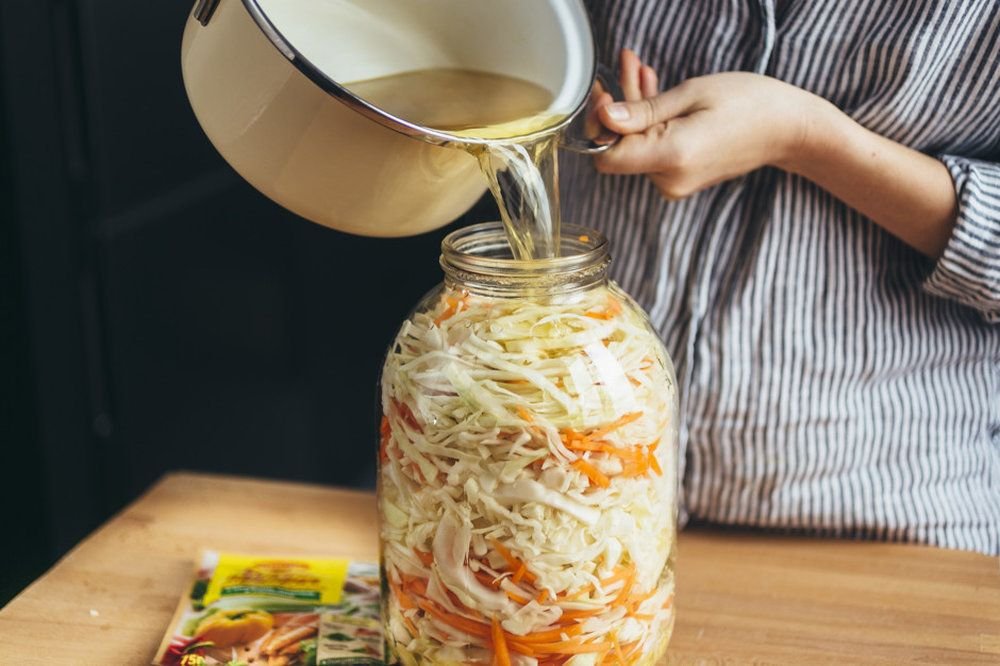 Можно есть квашеную. Капуста квашеная. Квашеная капуста в банке. Квашеная в банке. Приготовление квашеной капусты.