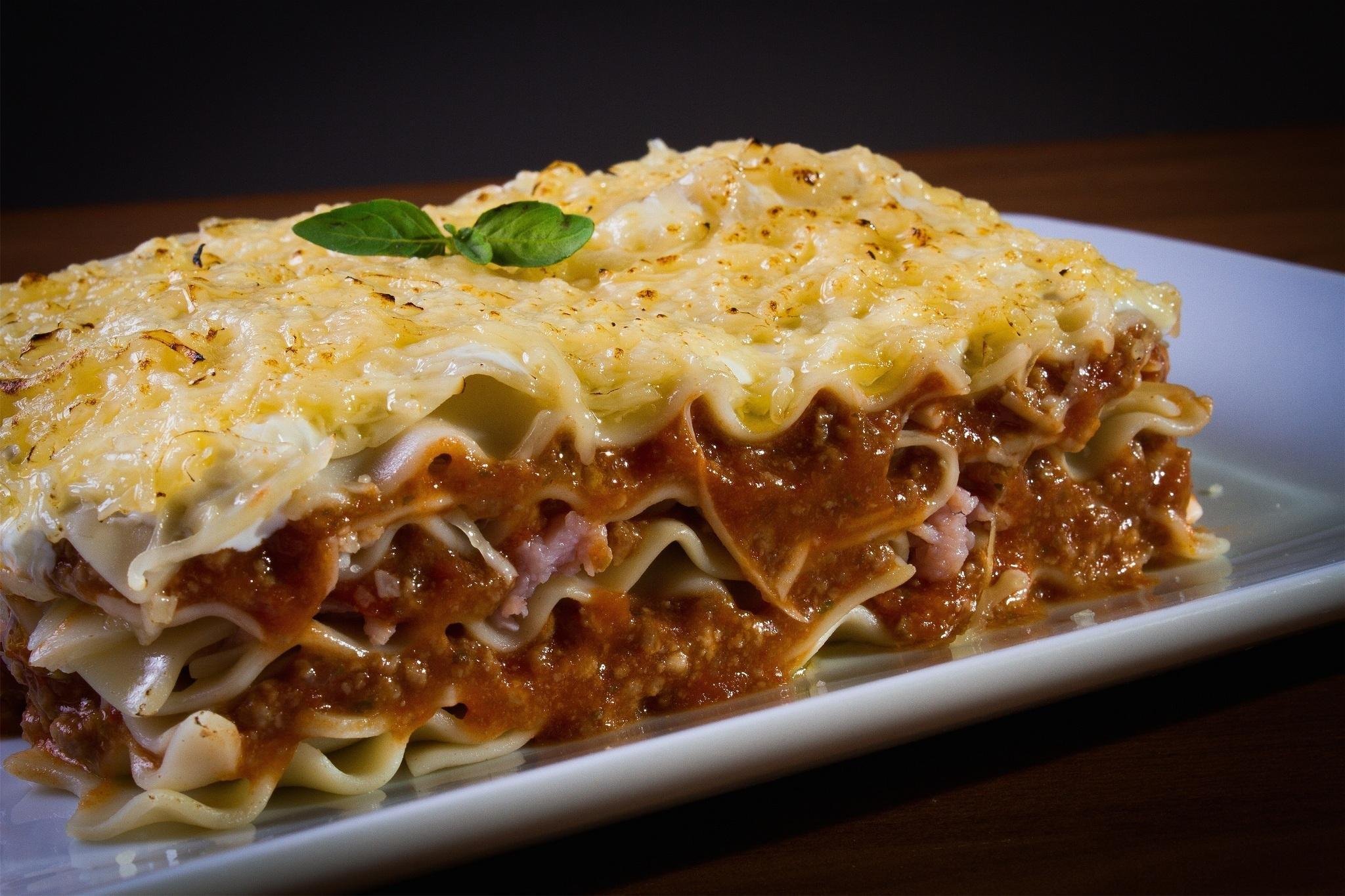Итальянское блюдо из лапши. Лазанья (Lasagna) Италии. Лазанья карбонара. Итальяшка макаронник. Макаронник лазанья.