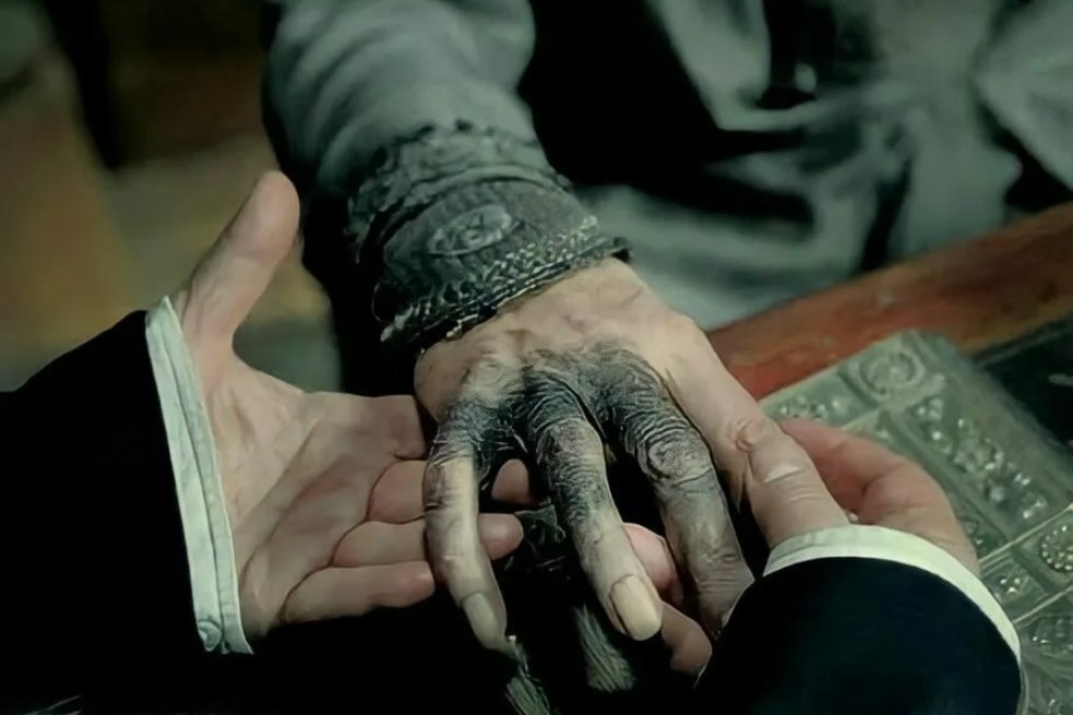 Кольцо марволо мракса из гарри поттера. Как дамблдор уничтожил кольцо крестраж. Гарри поттер крестраж гарри. Гарри поттер кри стражи. Как дамблдор уничтожил кольцо крестраж.