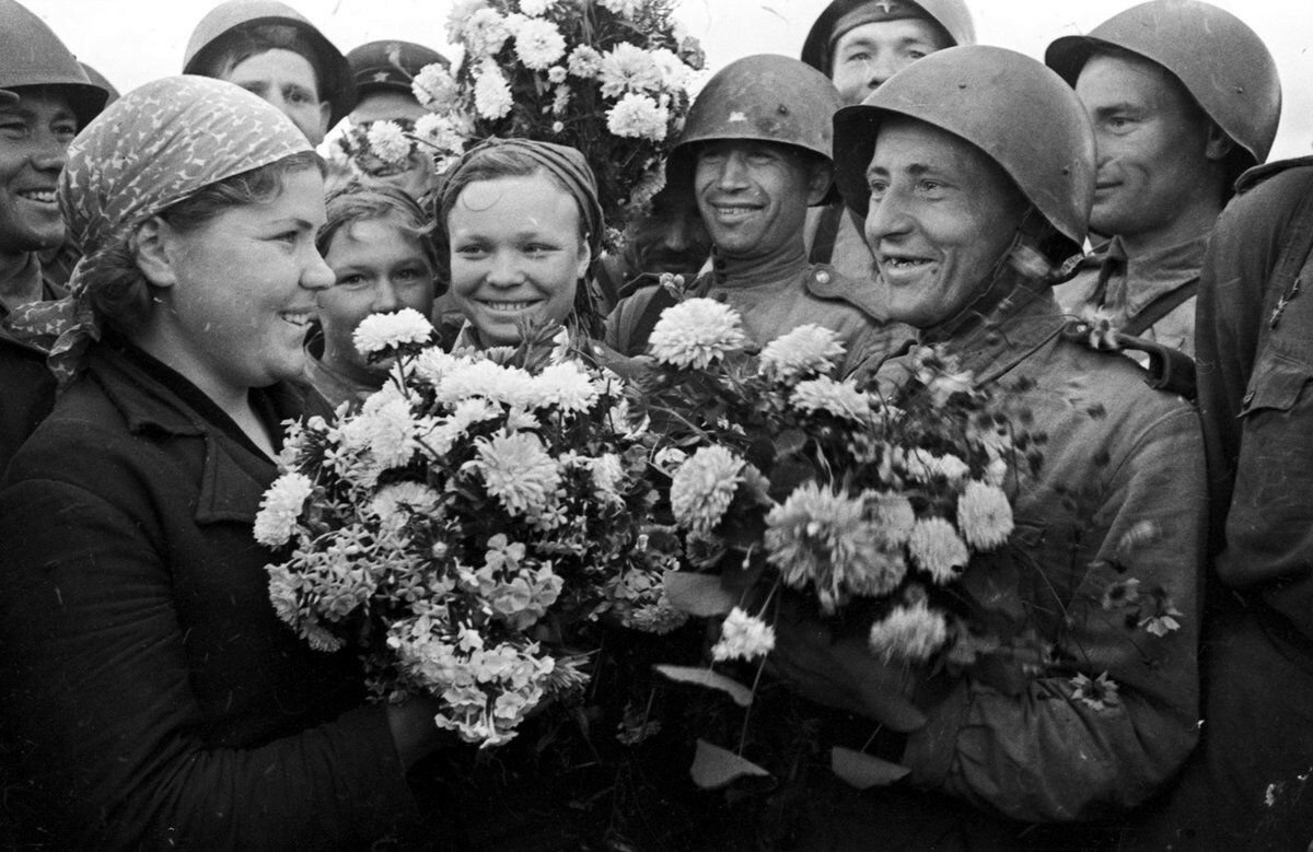 Солдат народа. Великая Отечественная война 1941-1945 победа. Кадры Победы 1945. Праздник Победы 1945. ВОВ 1941-1945 радость Победы.