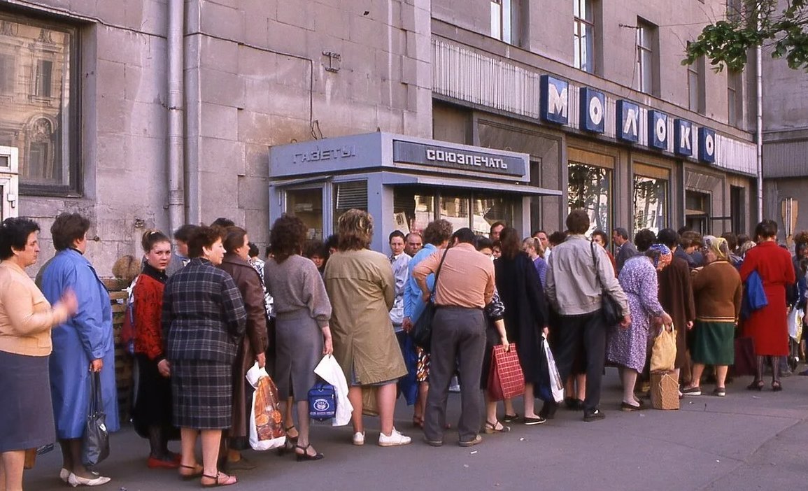 Дефицит в ссср. Пятый угол сериал 1992. Очередь в парикмахерскую прикол. Парикмахерская очередь.