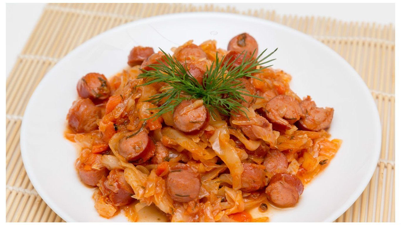 вкусная тушеная капуста на сковороде с сосисками. вкусная тушеная капуста на сковороде с сосисками. тушеная капуста со свининой и томатной пастой. тушёная квашеная капуста с сосисками. тушёная капуста с сосисками на сковороде.