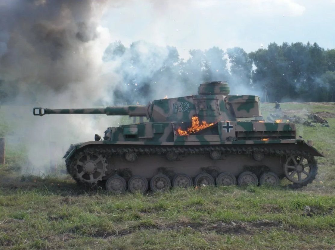 Немецкие танки против. Подбитый немецкий танк тигр. Советский танк тигр. Горящий танк тигр 1.