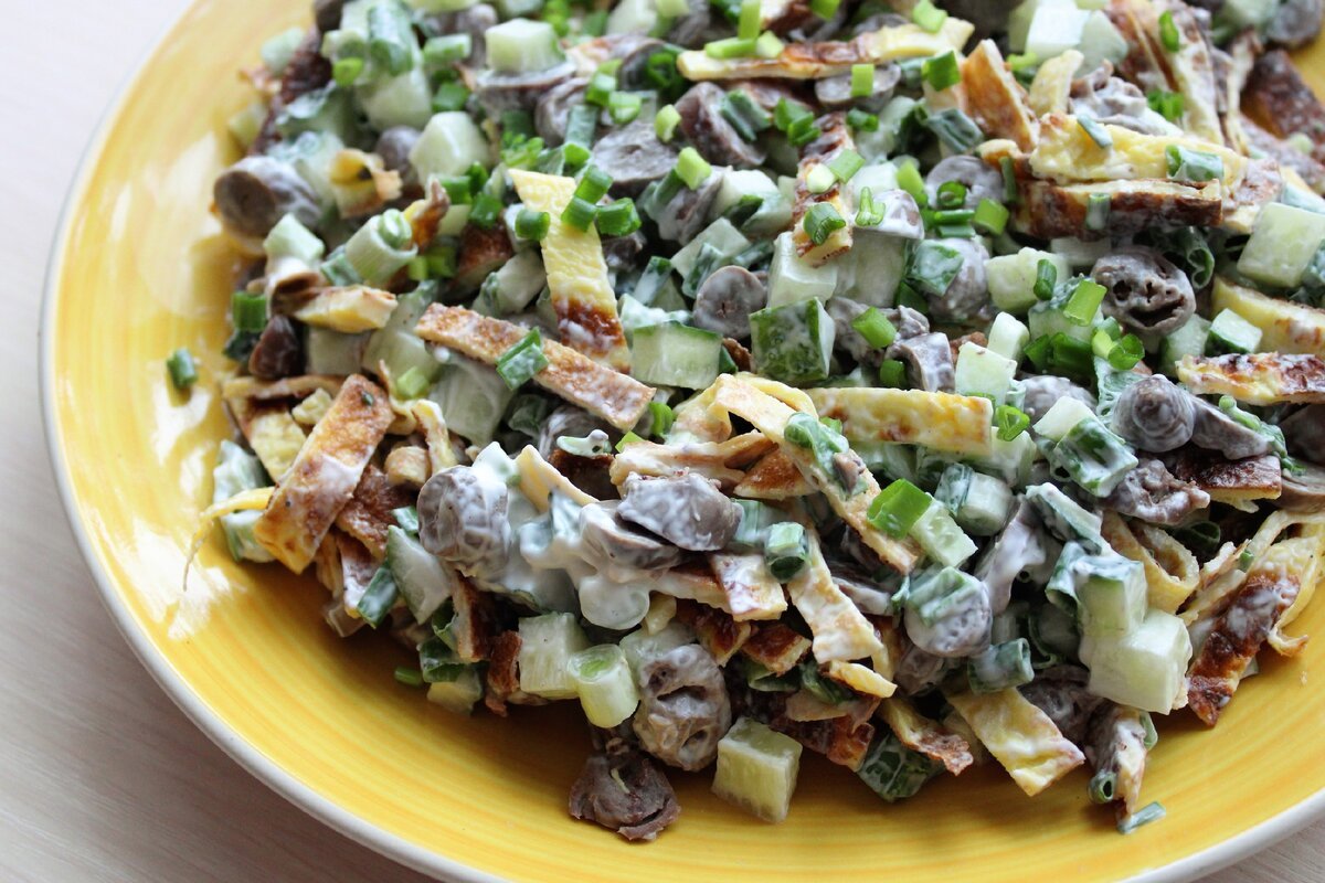 Салат с сердечками утиным. Салат "сердцеедка" (из куриных сердечек). Салат сердцеедка. Салат с сердечками утиным. Салат сердцеедка с куриными сердечками.