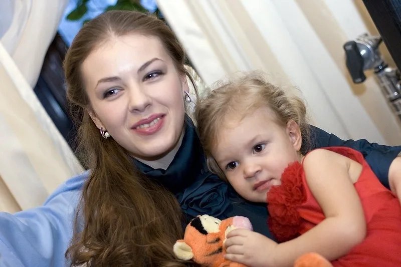 Олеся фаттахова фото с мужем и дочерью