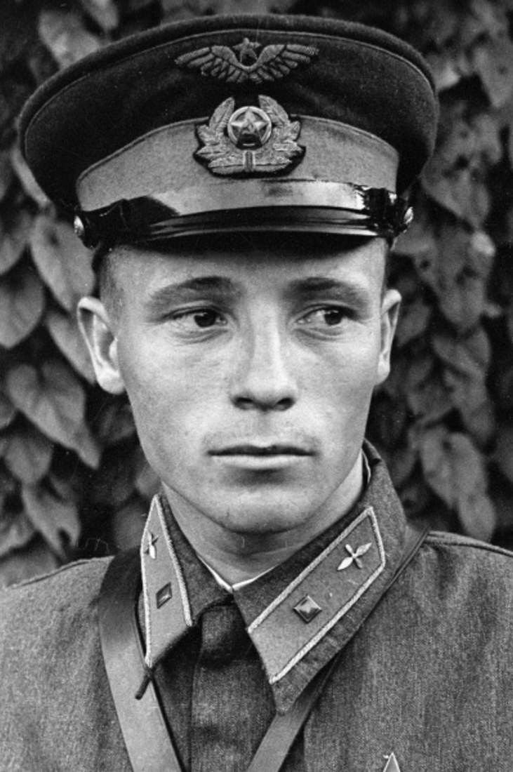 Летчик совершивший в 1941 г ночной. Талалихин герой советского союза. Летчик совершивший в 1941 г ночной. Талалихин герой советского союза. Ночной таран виктора талалихина.