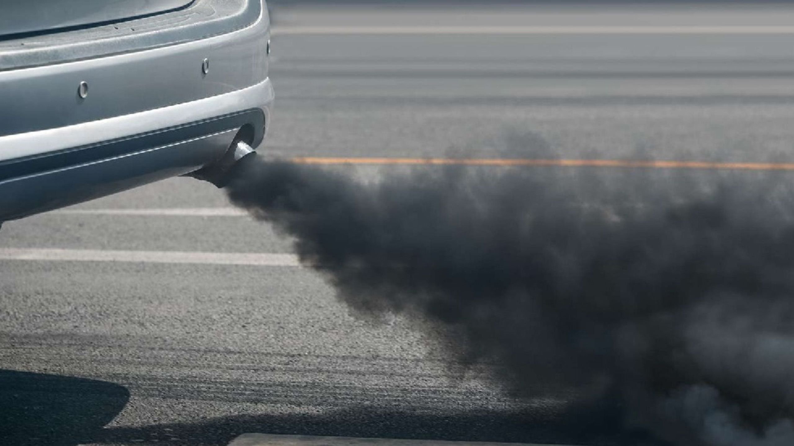 Чёрный дым из выхлопной трубы. Чернота из выхлопной трубы. Дым из трубы автомобиля. Чернота из выхлопной трубы. Форд фокус 3 сажа выхлопной.