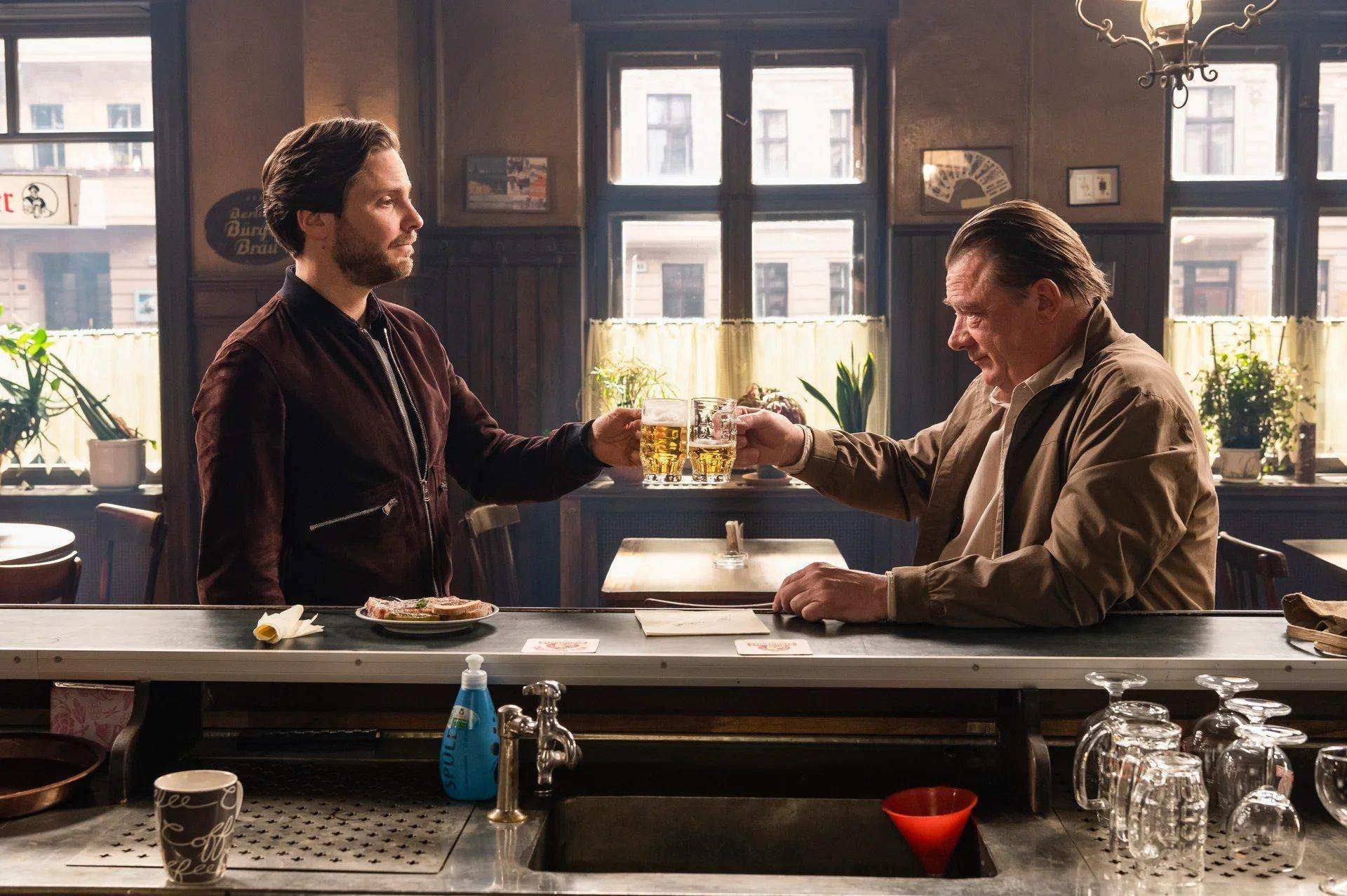 Nebenan 2021. по соседству / nebenan. Nebenan 2021. шпион по соседству 2021. даниэль брюль роли.