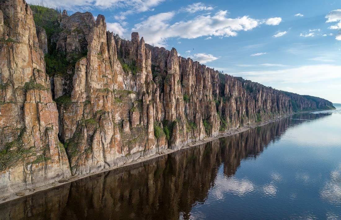 Известные природные достопримечательности. Парк Ленские столбы Якутия. Река Лена Ленские столбы. Река Лена Якутия Ленские столбы. Ленские столбы каменный лес Якутии.