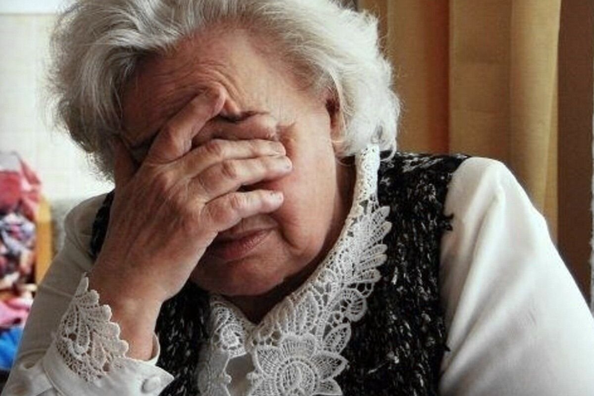 Обидели пенсионеров. Бабушка плачет. Пожилая женщина в шоке. Пенсионерка плачет. Пожилая женщина плачет.