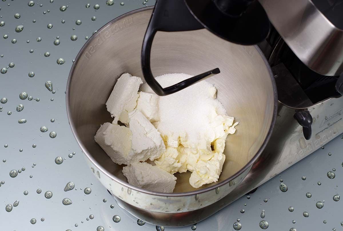 Творог масло сливочное яйца сахар сливочное. Выложите творог в чашку. Дижа. Приготовление творога в комбайне. Творог в чаше блендера.