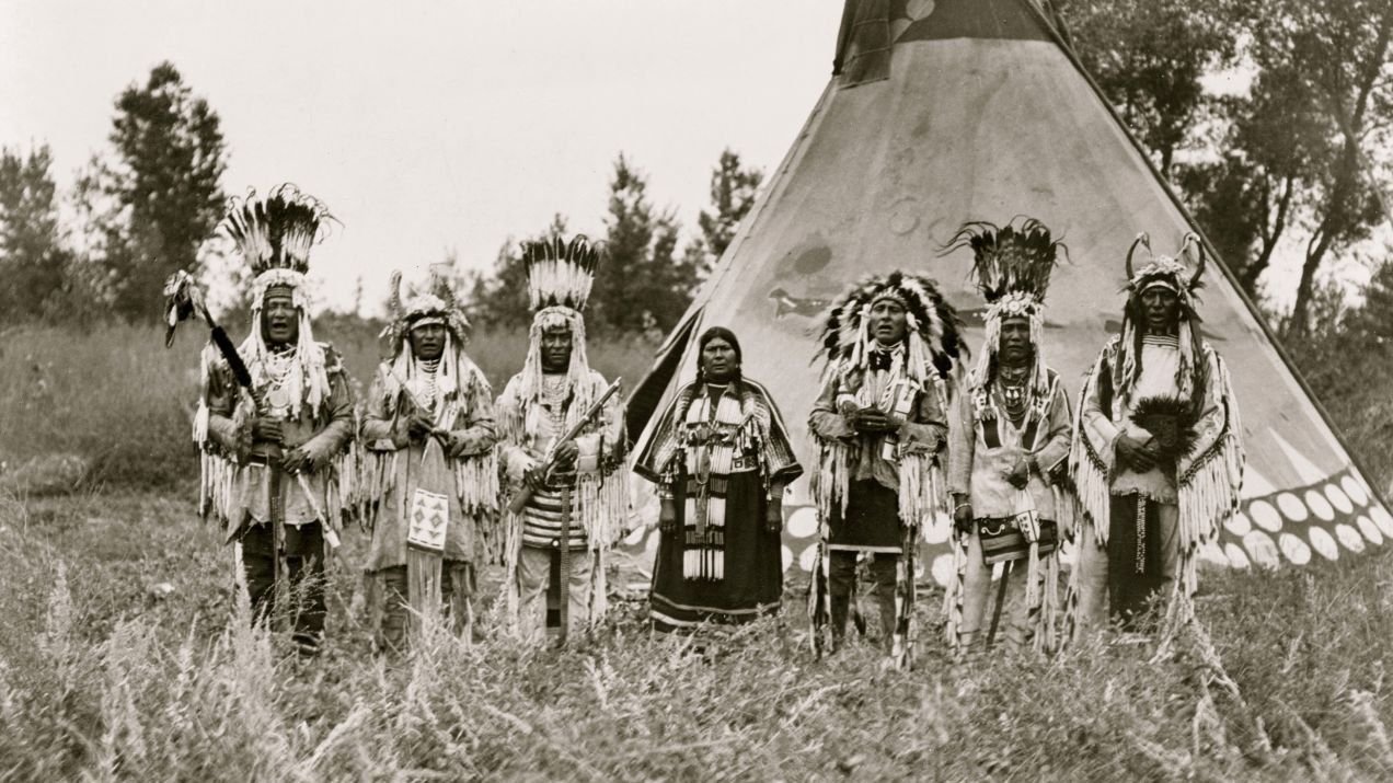 Воинственные индейцы. Индейцы Северной Америки Черноногие. Квакиутль племя. Атапаски индейцы Северной Америки. Индейцы Сиу США.